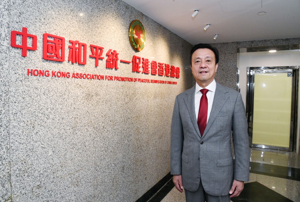 姚志胜指出，中央对港澳的期望提升为「更好融入和服务国家发展大局」，这是角色定位的战略升级。