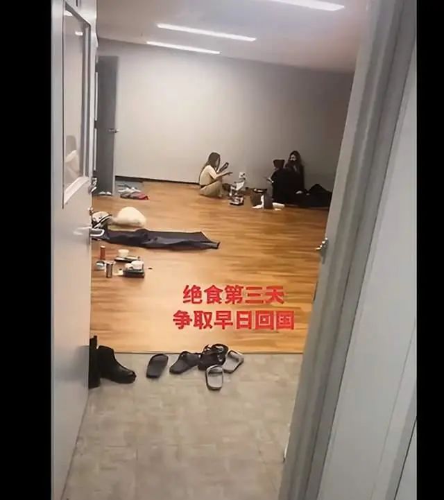有網民透露，被隔離的中國人，只能坐在地板上、睡在地板上。網圖