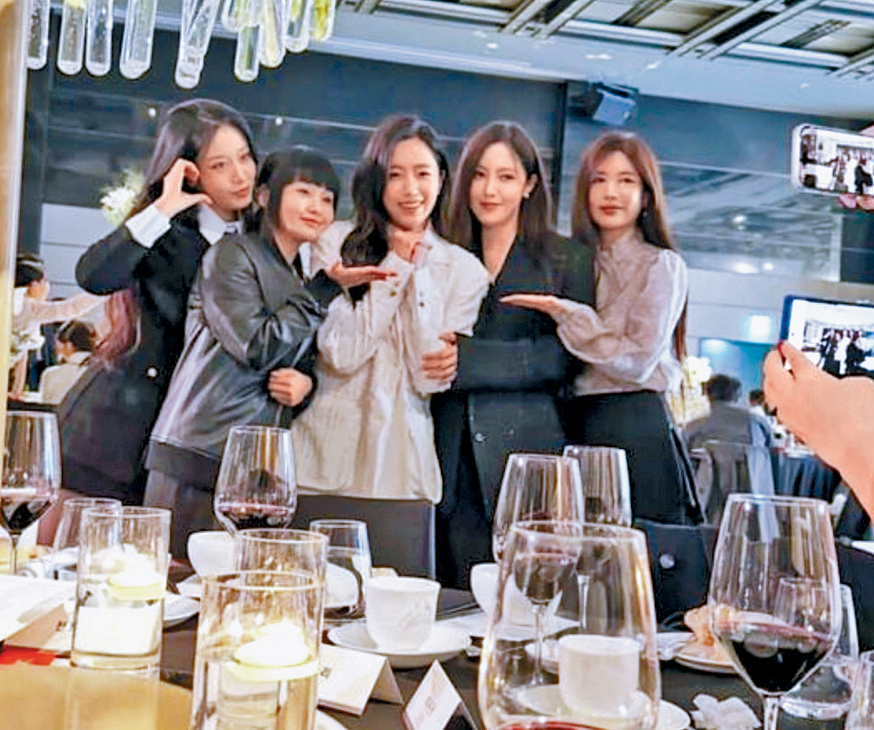 恩靜（中）前日舉行婚禮，T-ara隊友芝妍（左一）、孝敏（右二）及居麗（右一）到賀。