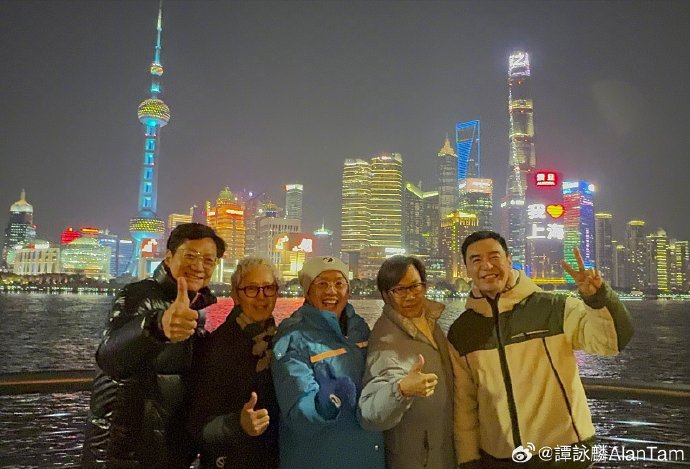 温拿到达上海时，去了当地名胜的上海外滩打卡。