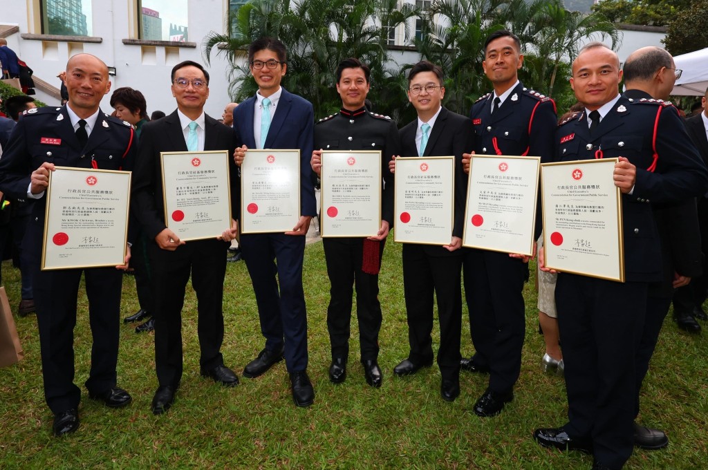 消防處人員獲頒發多個獎項,包括多位參與緬甸救援行動而獲頒發行政長官公共服務獎狀的香港特別行政區救援隊成員。消防處fb圖片 消防處人員獲頒發多個獎項,包括多位參與緬甸救援行動而獲頒發行政長官公共服務獎狀的香港特別行政區救援隊成員。消防處fb圖片