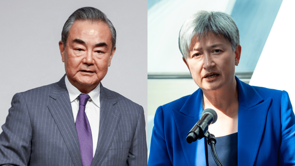 澳洲外長黃英賢(右)邀中國外長王毅3月訪澳。 路透社/美聯社