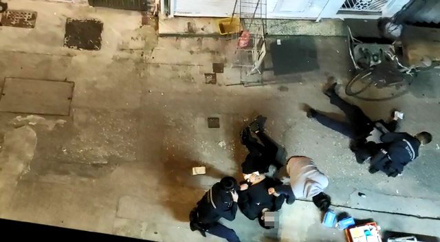 懷疑開槍的警員突然暈倒在地。