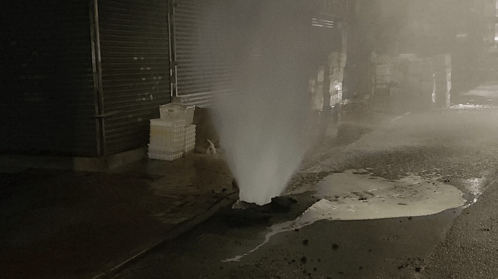 現場所見,水柱衝力強勁,不僅將馬路地面射穿而出,而且高度達3層樓。黎志偉攝 現場所見,水柱衝力強勁,不僅將馬路地面射穿而出,而且高度達3層樓。黎志偉攝