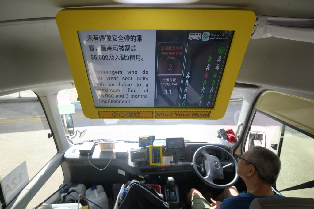 他指目前全港有184部小巴已安裝偵測系統,但只佔不足5%。 他指目前全港有184部小巴已安裝偵測系統,但只佔不足5%。