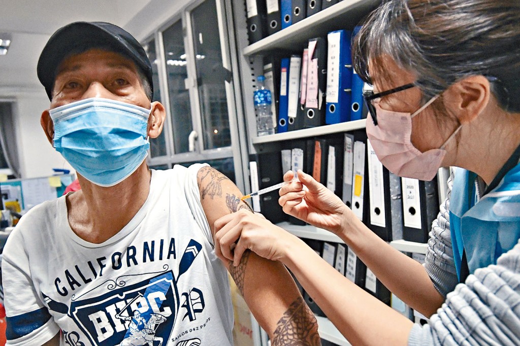 無國界醫生毋忘為社會上弱勢社群打針抗疫。
