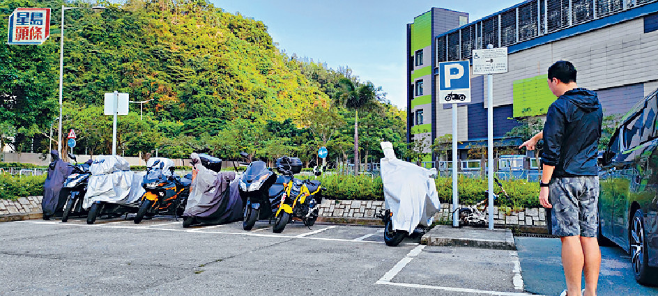 ■Gary指早前在將軍澳駿昌街公眾停車位停泊電單車後，即晚遭抄牌。