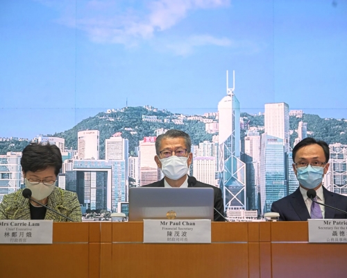 財政司司長陳茂波(中)。