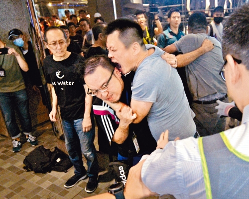 趙家賢指被告「好似保齡球咁拉我個頭埋身，咬咗落來」。