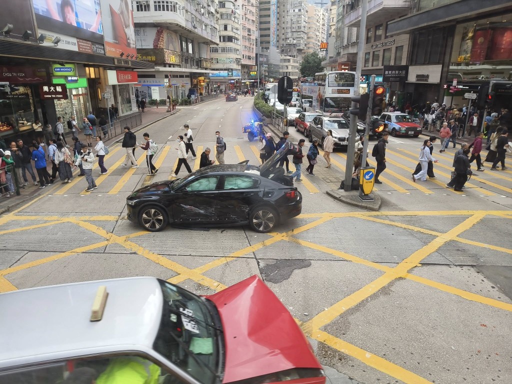 一輛私家車及一輛的士於彌敦道及佐敦道交界發生相撞。網上圖片 一輛私家車及一輛的士於彌敦道及佐敦道交界發生相撞。網上圖片