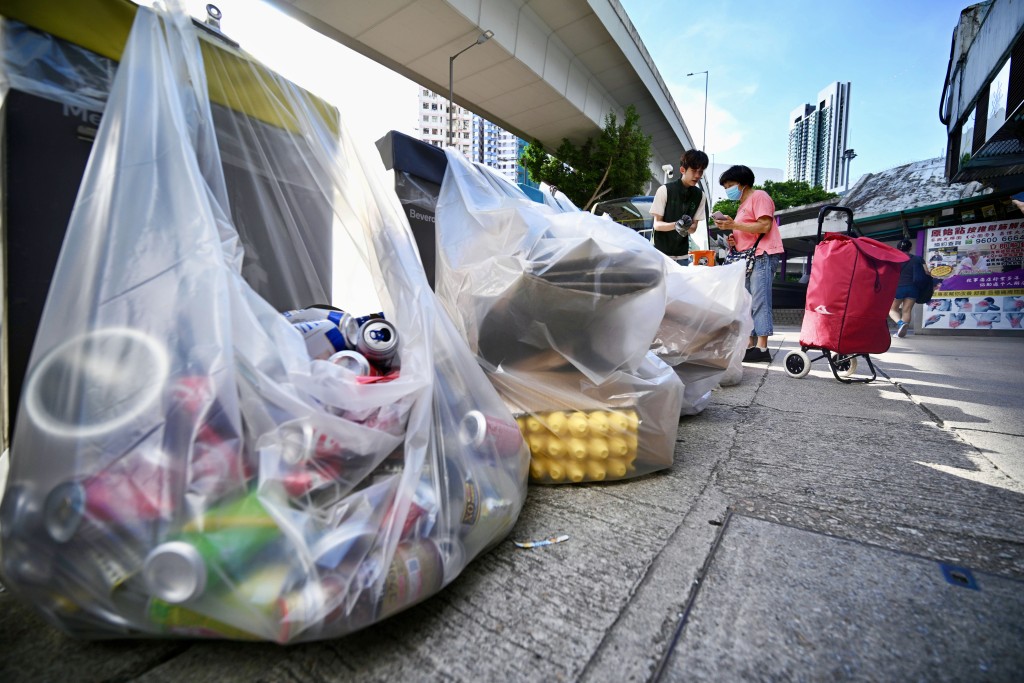環保署數字顯示,堆填區垃圾棄置量由2021年高峰的每日11,358公噸,下降至2024年的每日10,510公噸,減少共7.5%。 環保署數字顯示,堆填區垃圾棄置量由2021年高峰的每日11,358公噸,下降至2024年的每日10,510公噸,減少共7.5%。