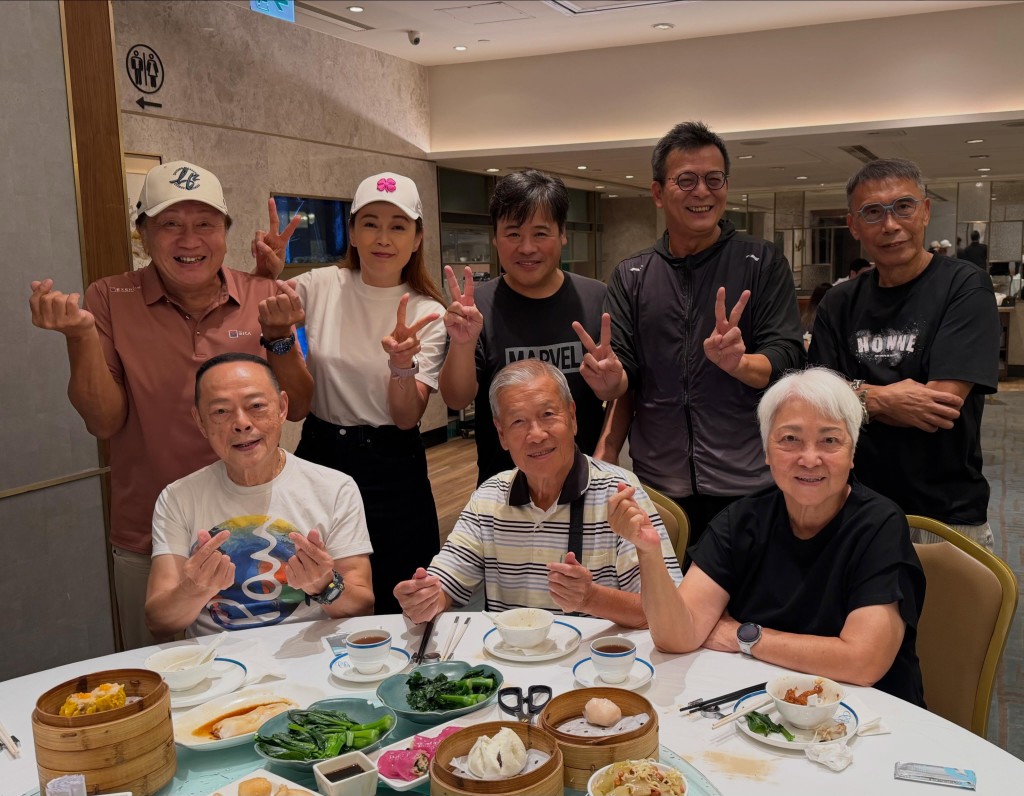 劉江近日帶太太出席老戲骨聚會，太太形象煥然一新。