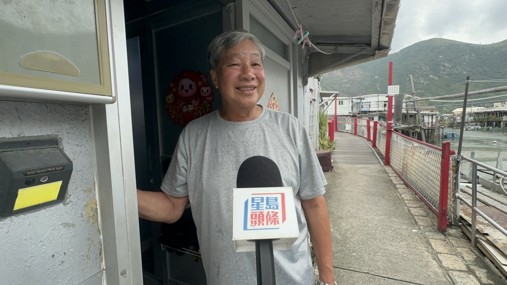 大澳棚屋居民黎先生無奈言：「預咗佢浸高一呎都唔理啦！」