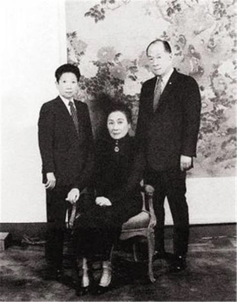 孔令侃與宋美齡(中)。微博@非正式檔案館 孔令侃與宋美齡(中)。微博@非正式檔案館