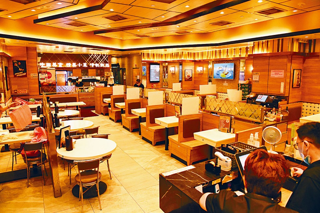茶餐廳遵守新防疫措施，今晨零起「晚六朝五」不做堂食，只做外賣。