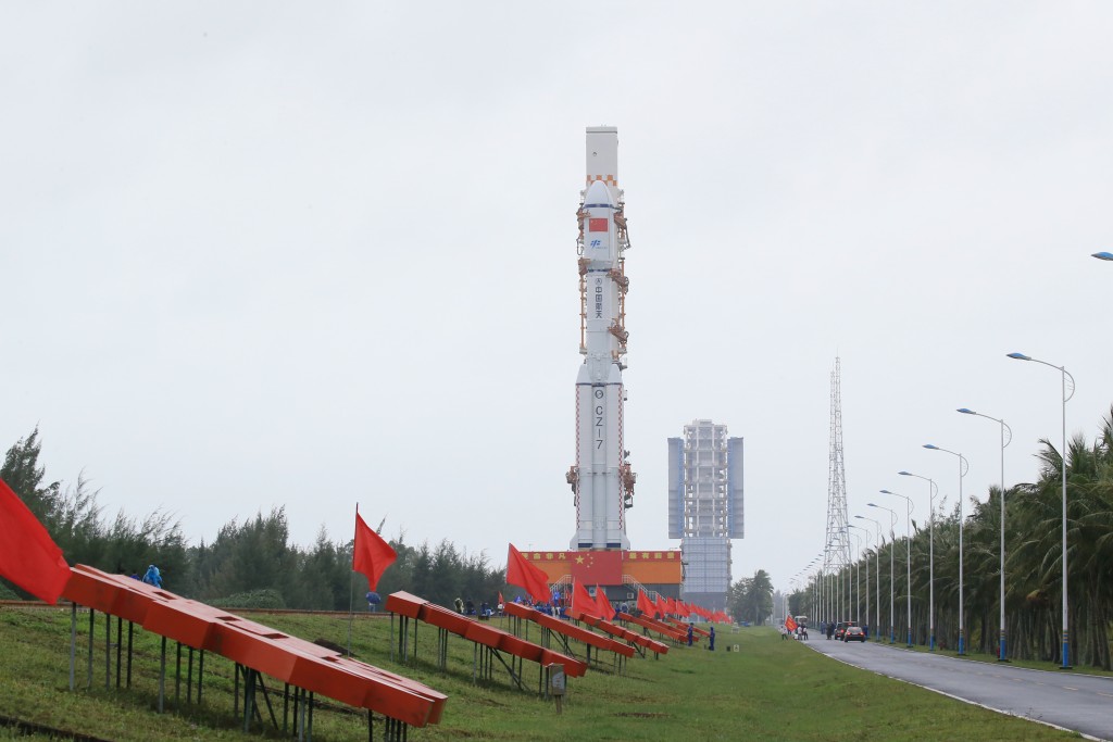 天舟五號貨運飛船船箭組合體在發射區等候發射。新華社