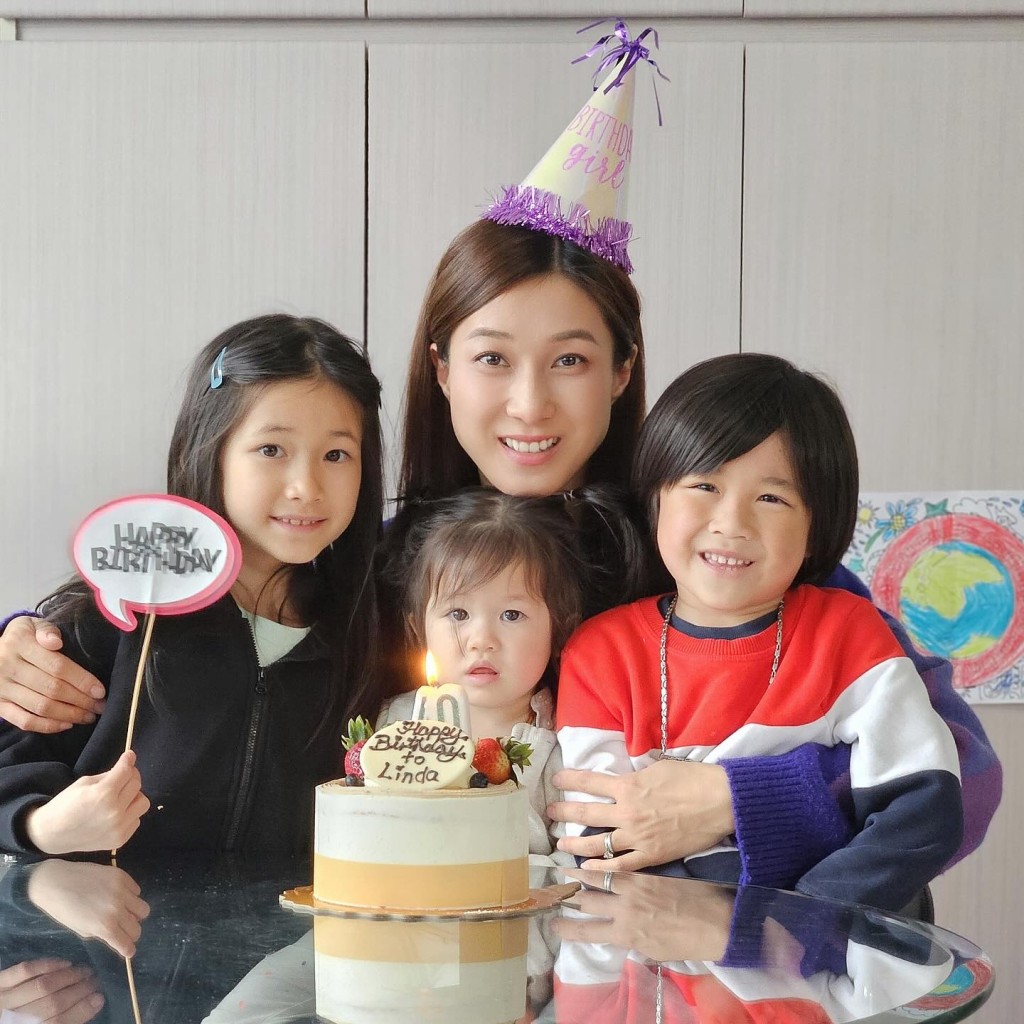 锺嘉欣庆祝40岁生日，今日在IG分享与三个仔女的合照。