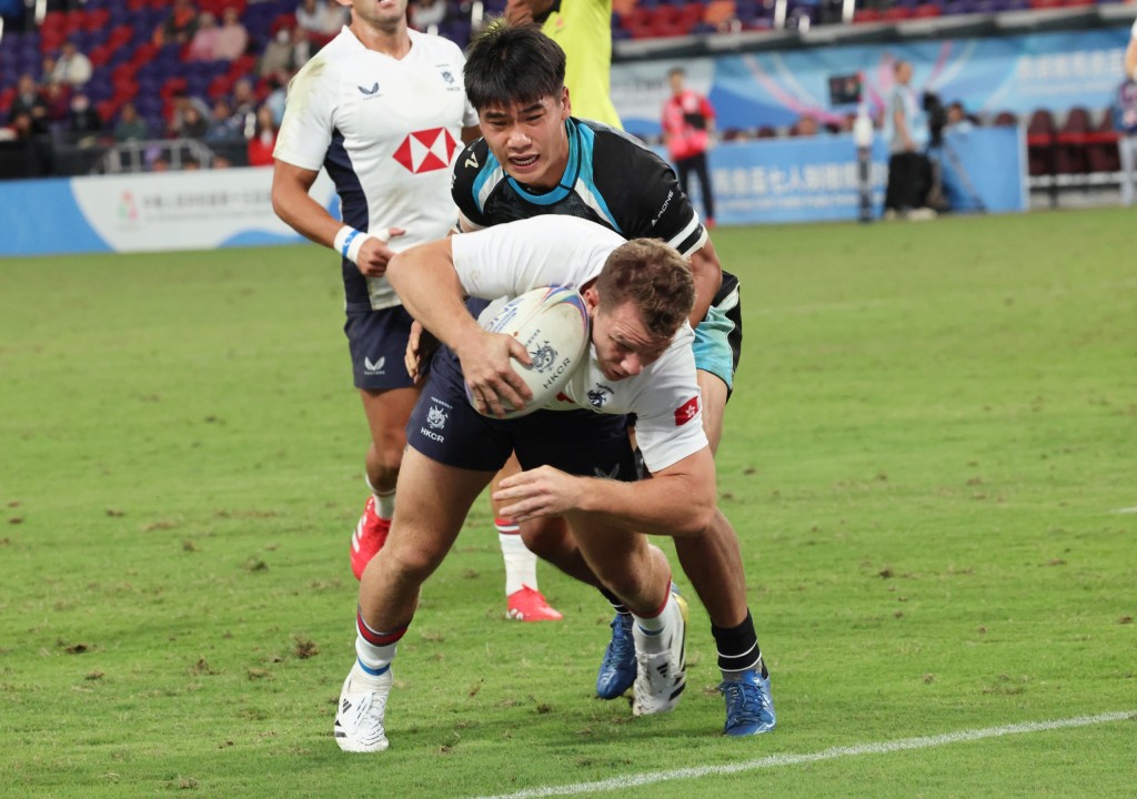 港队双队长之一的拜恩塞巴在上半场尾段尝试达阵，可惜犯规在先，被黄牌罚离场。徐嘉华摄