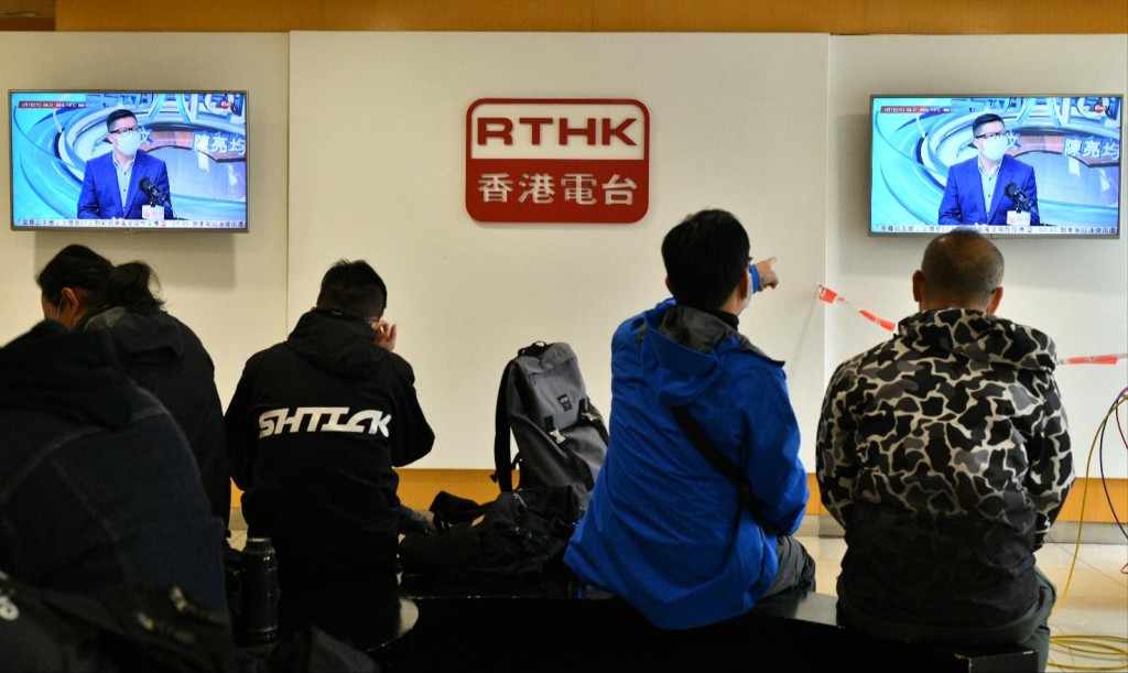 鄧炳強早上接連出席兩個電台節目。
