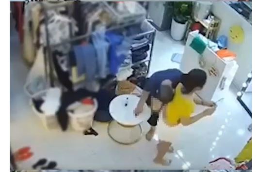 越南服飾店女老闆奪30cm長刀智取淫狼 。  Twitter截圖