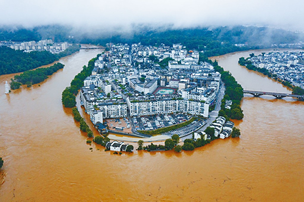 江西市婺源縣水位暴漲,沿江低窪處進水受淹。