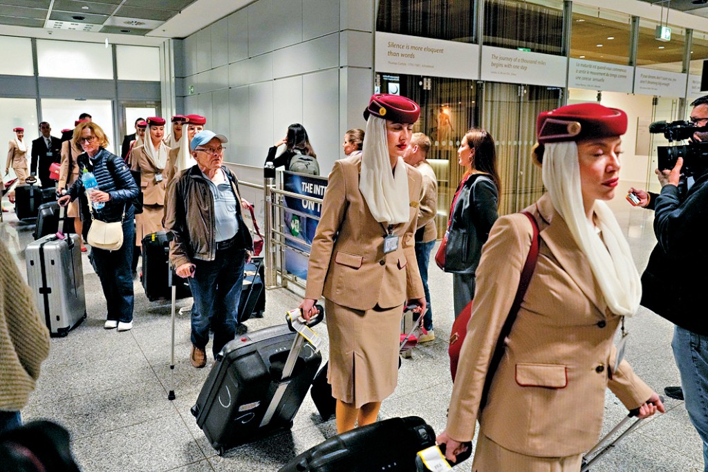 一班來自杜拜的空姐和乘客周二抵達德國法蘭克福。