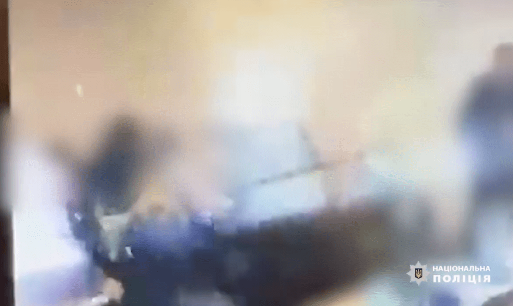 影片显示，很快手榴弹就爆炸，发出巨大的爆炸声和巨大闪光。