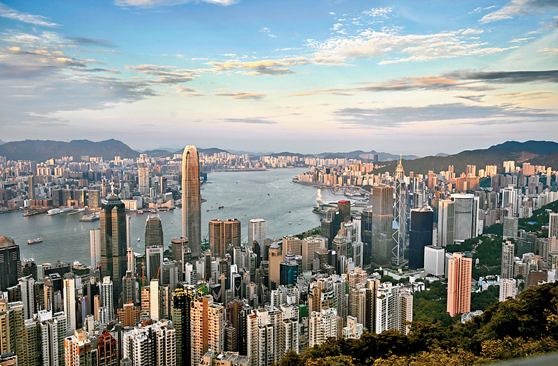 彭博引述投資者和銀行家稱，內地數十個地方政府融資平台今年第二季在港發行33億美元債券。