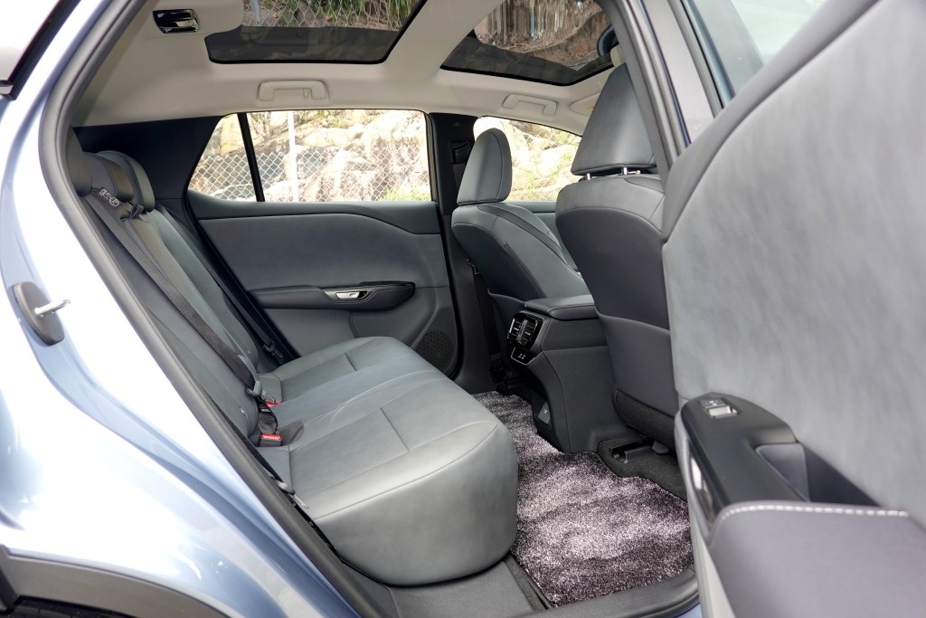 凌志RZ300e Luxury純電動SUV後排全平地台空間寛敞。