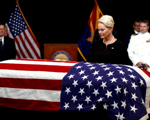 美国已故资深参议员麦凯恩的家人周三在亚利桑那州凤凰城州议会大楼内为他举行追悼仪式。AP图片