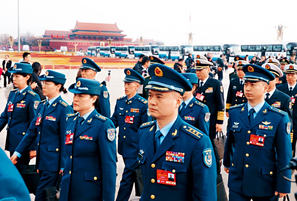 解放軍和武警部隊代表團走向人民大會堂。