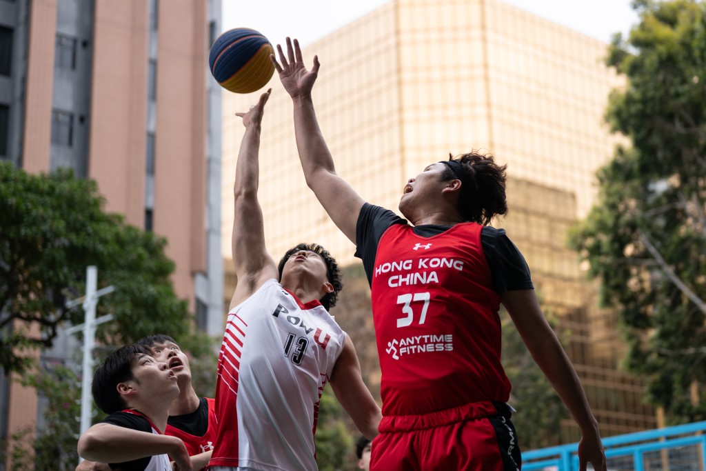 香港男子籃球代表隊對理工大學男子籃球代表隊的籃球邀請賽，緊張刺激，現場氣氛熱烈。