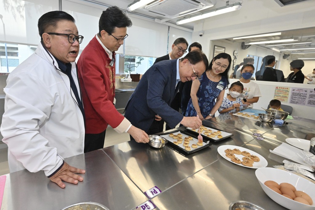 陳國基（左三）在備餐工房製作合桃酥。