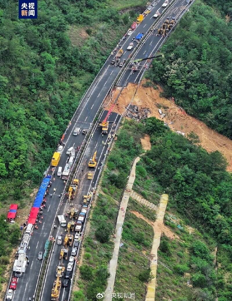 梅大高速公路塌方事故造成52人死亡。