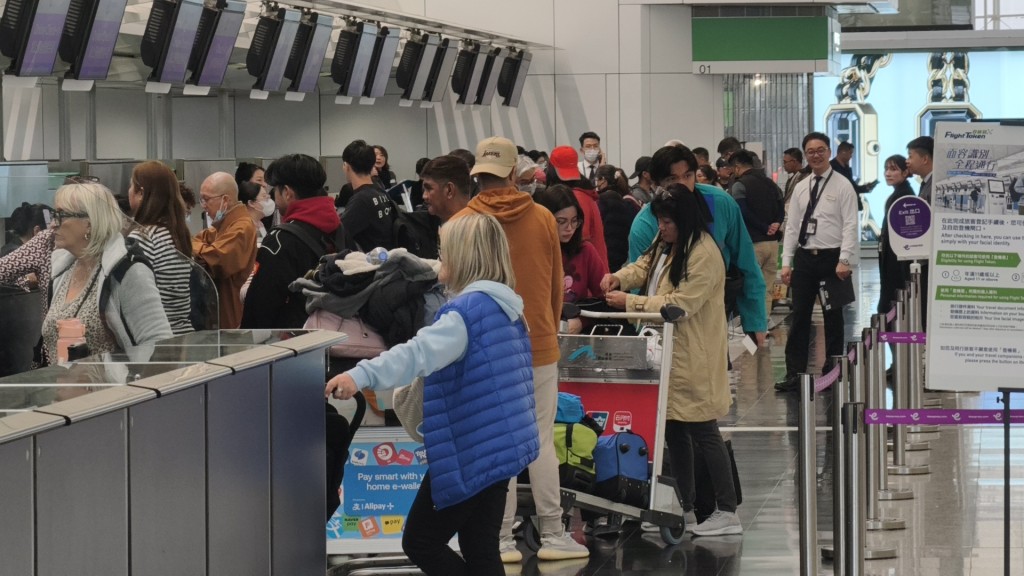 陳美寳指，在燃油價格飆升下，航空公司適當調高票價或增收燃油附加費，以繼續提供可靠的航空服務。