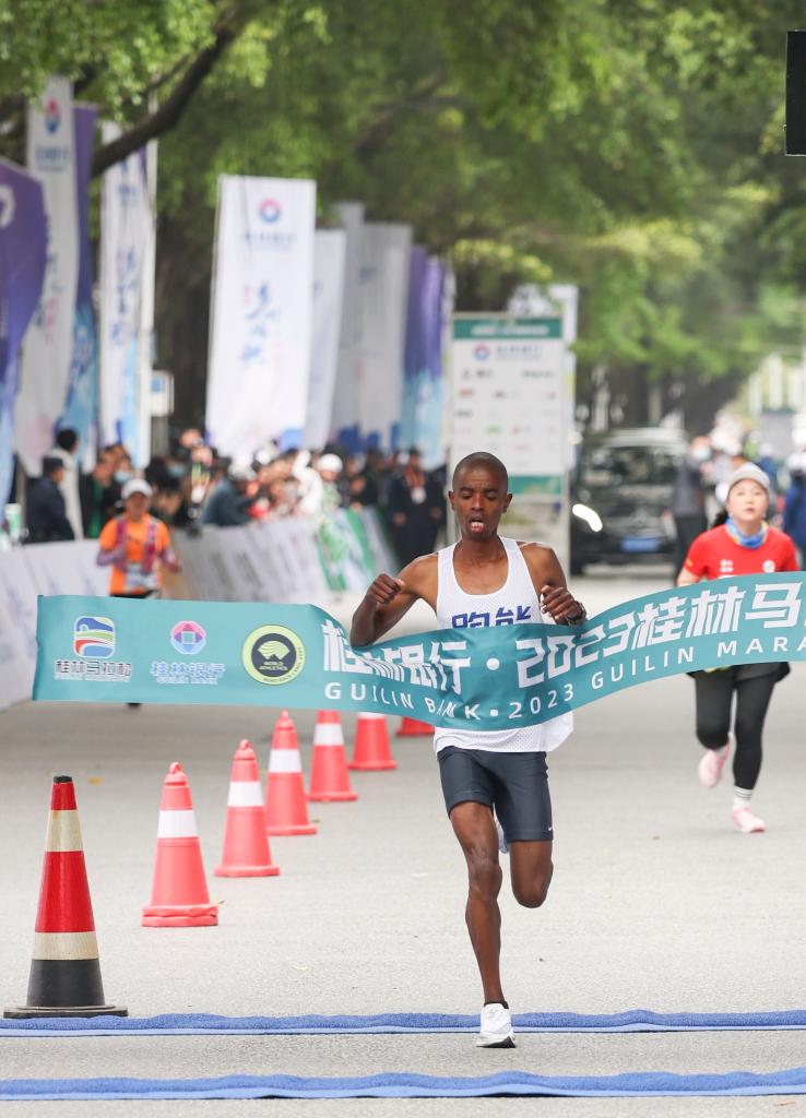 肯尼亚选手穆里米以2小时23分09秒的成绩获得男子全程冠军。新华社