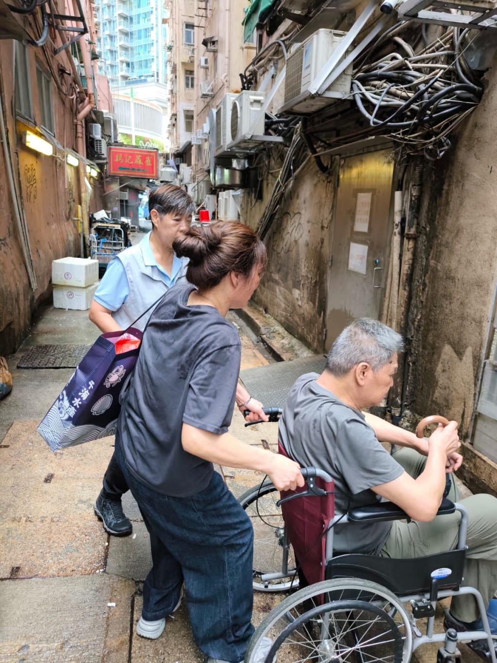 關愛隊協助有需要居民。FB:馬軼超議員 關愛隊協助有需要居民。FB:馬軼超議員