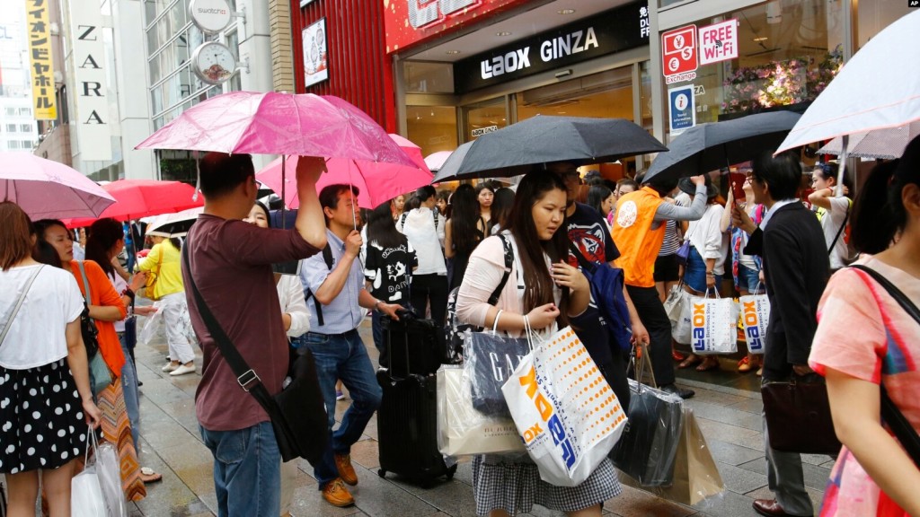 中國遊客過去喜愛到日本購物觀光。美聯社