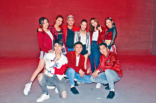 天堂鳥（前排）希望能做城城演唱會伴舞。