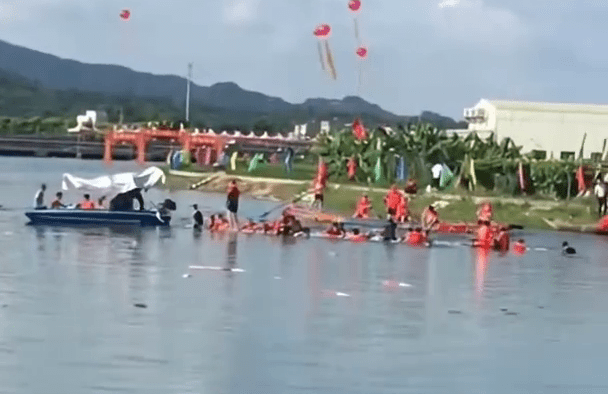 广东有龙舟翻侧，据报有35人落水。
