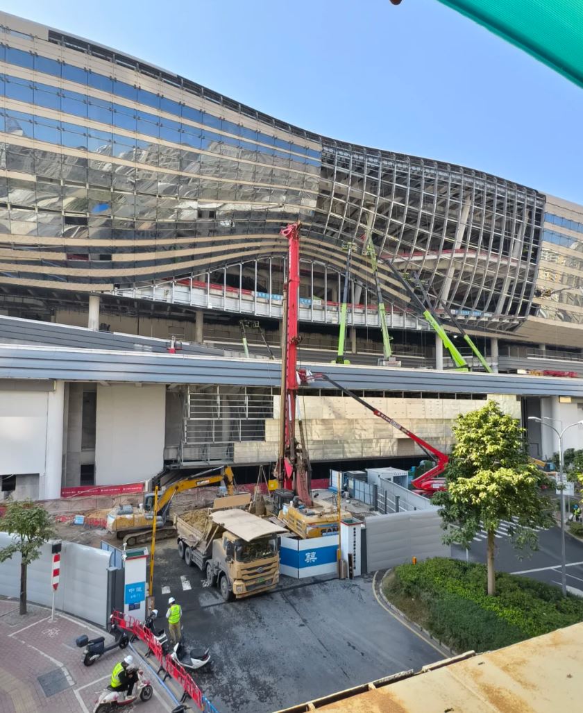 網民在小紅書分享新皇崗口岸大樓，已經在安裝玻璃幕牆。小紅書@豆豆愛抹茶