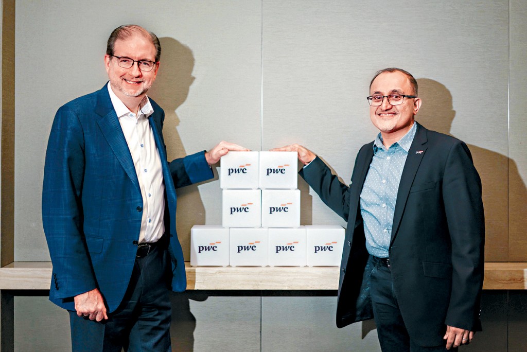 Joe Atkinson(左)认为，现时市场人士对AI的关注度高及感到兴奋，这个现象正推动机会涌现。