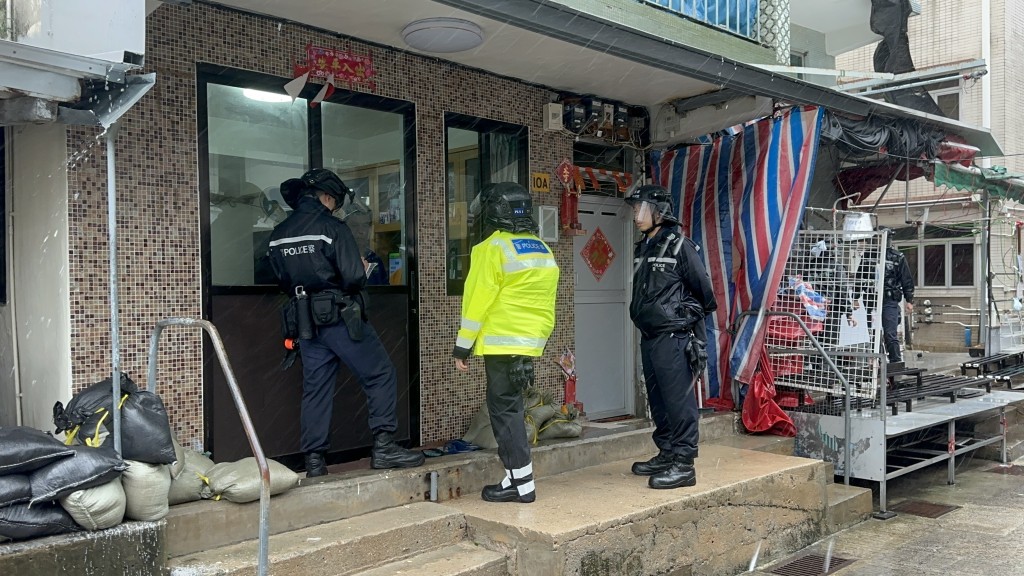 警員逐家逐戶拍門，提醒居民留意水浸情況。
