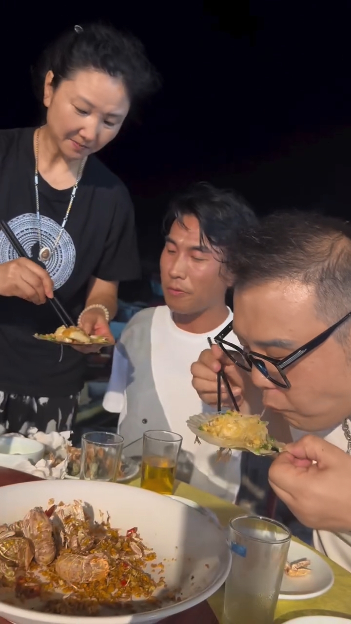 李金凱身邊有一神秘女子貼身照顧,原來她是李金凱的二姐。 李金凱身邊有一神秘女子貼身照顧,原來她是李金凱的二姐。
