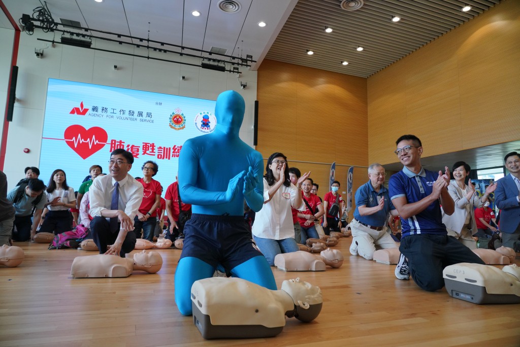 消防處吉祥物「任何仁」帶領全場學習CPR。歐樂年攝