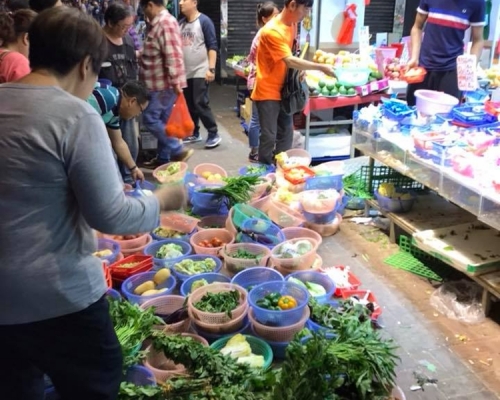 菜店將貨物放到行人路上令途人無法行走。大埔群組圖片