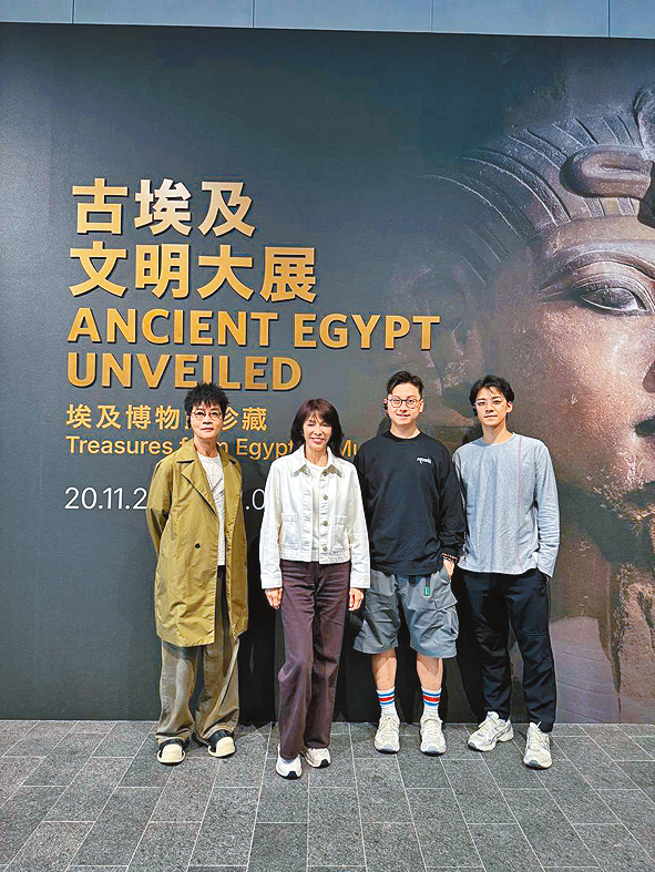 （左起）余迪偉、鄭裕玲、傑朱、余德丞參觀「古埃及文明大展」。