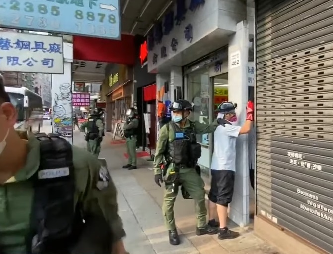 警方在油麻地以危險駕駛拘捕一名新巴司機。警方社交網站截圖