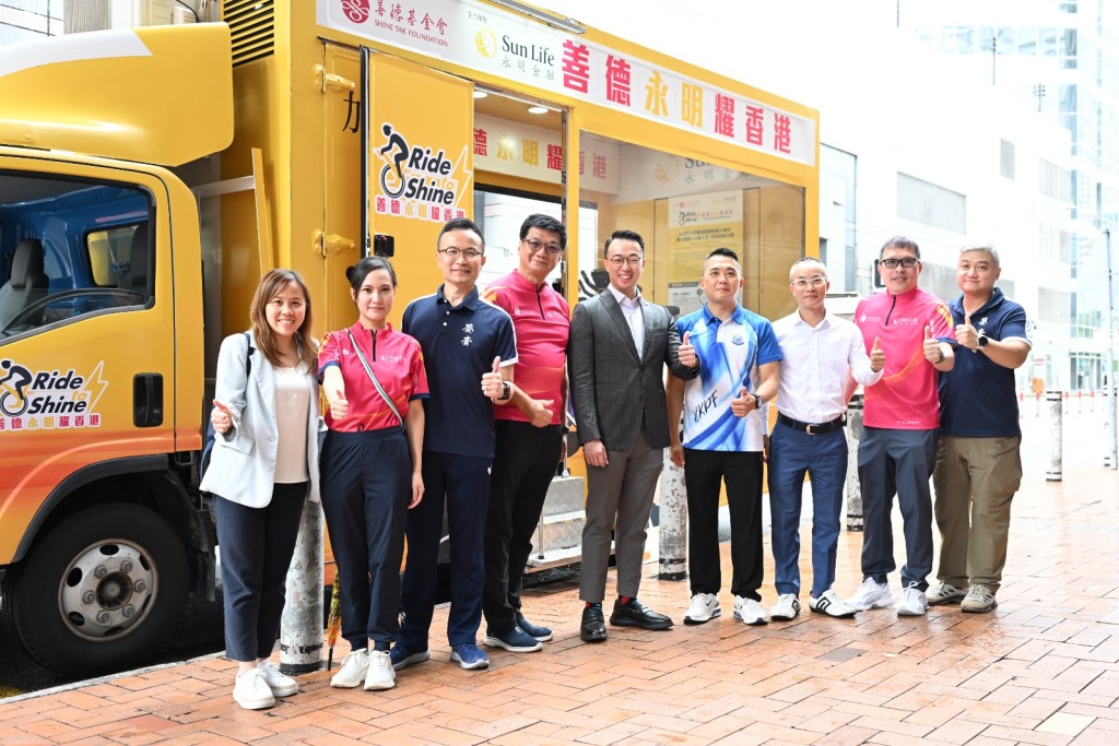 善德基金會舉行智能單車騎行盛事活動,周一落戶葵青區,獲葵青民政事務專員梁乘龍(中)、葵青警區指揮官黃宏業(左三)及新界南總區指揮官張惠華(右四)現身支持。 善德基金會舉行智能單車騎行盛事活動,周一落戶葵青區,獲葵青民政事務專員梁乘龍(中)、葵青警區指揮官黃宏業(左三)及新界南總區指揮官張惠華(右四)現身支持。