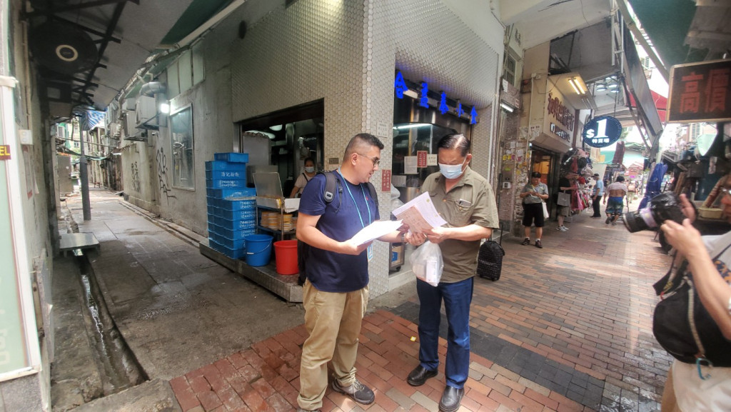 香港国际社会服务社的社工在街头派单张，教市民处理危机事件后的压力。资料图片